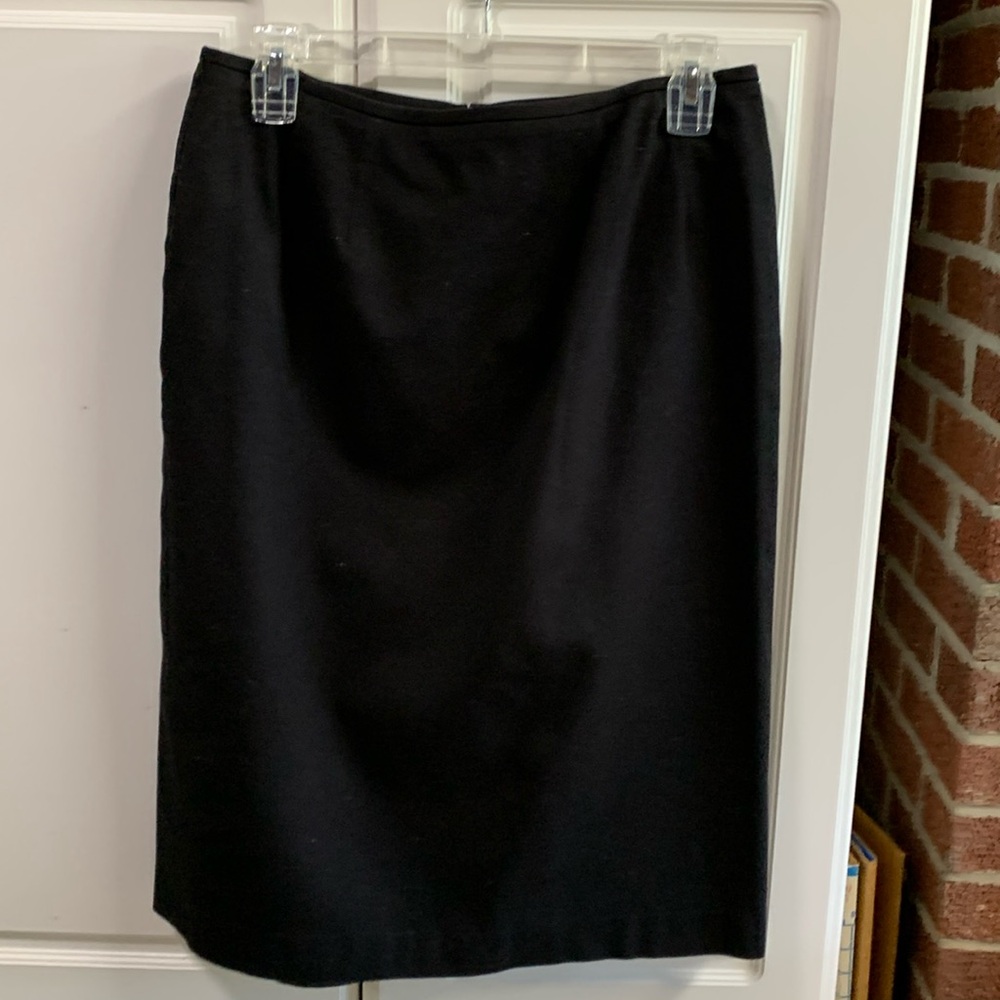 Ladies size 8 textured black skirt by Jones Wear